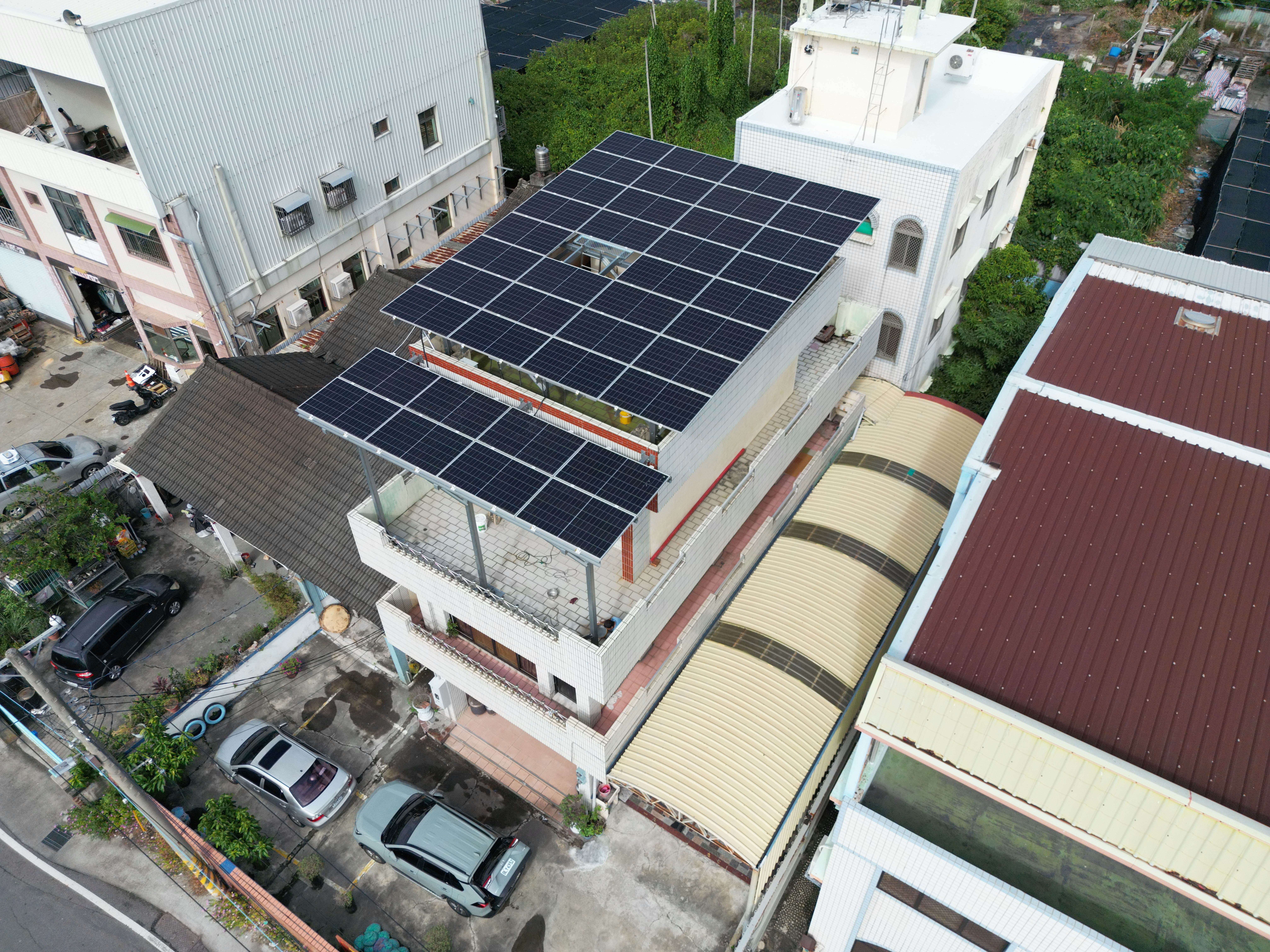 八芳元住宅社區屋頂太陽能，兼顧隔熱降溫與發電效益